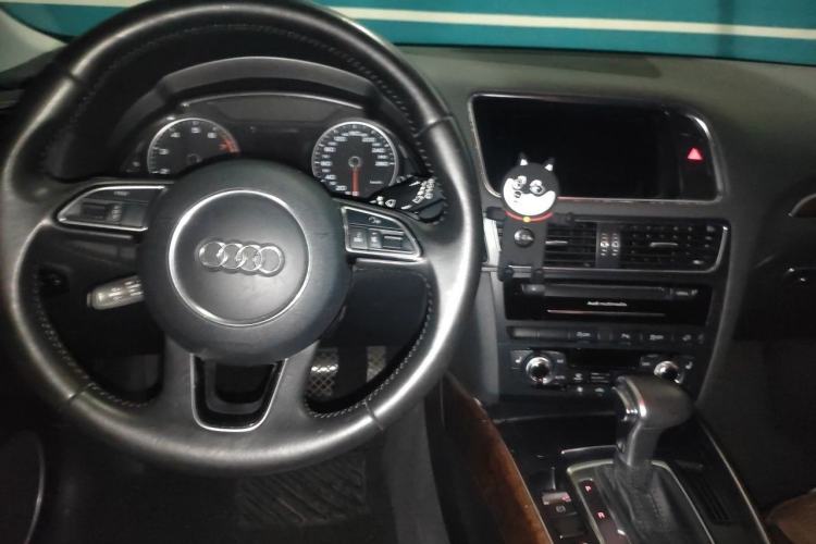 Used Audi Q5 2015 40 TFSI Comfort Model Center Console