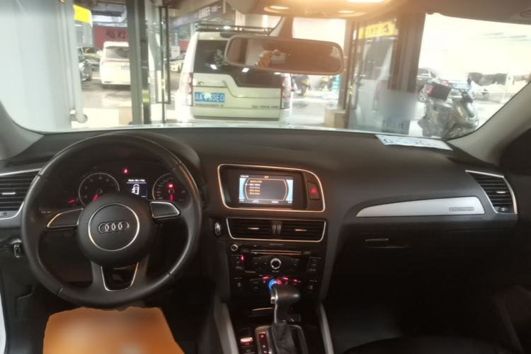 Used Audi Q5 2015 40 TFSI Trendy Edition Center Console