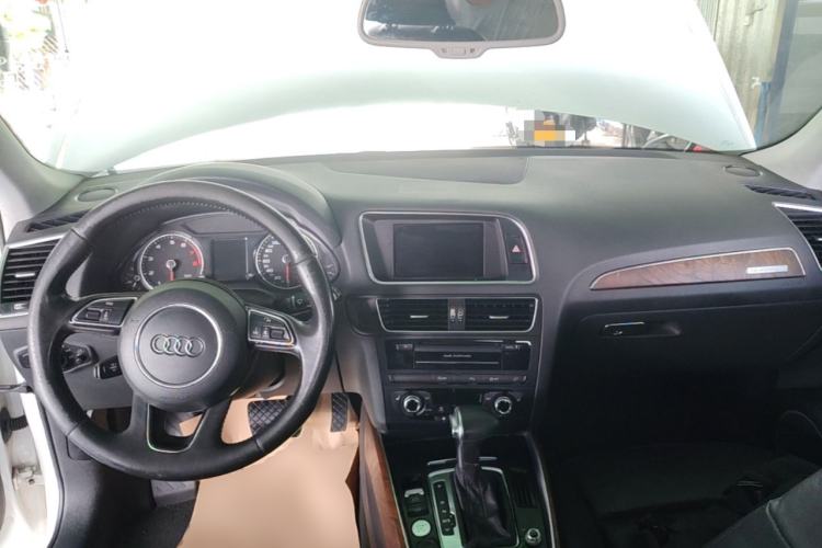 Used Audi Q5 2015 40 TFSI Comfort Model Center Console