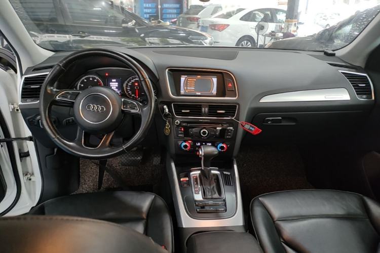 Used Audi Q5 2015 40 TFSI Technology Edition Center Console