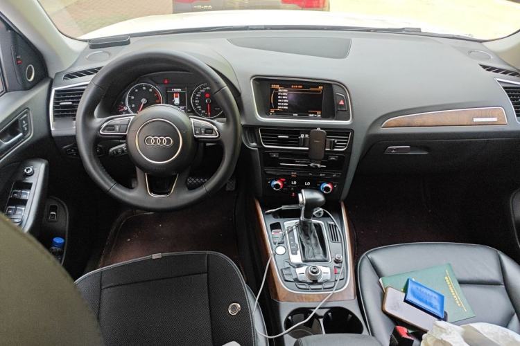 Used Audi Q5 2015 40 TFSI Comfort Model Center Console
