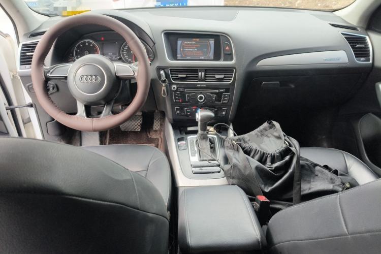 Used Audi Q5 2015 40 TFSI Trendy Edition Center Console