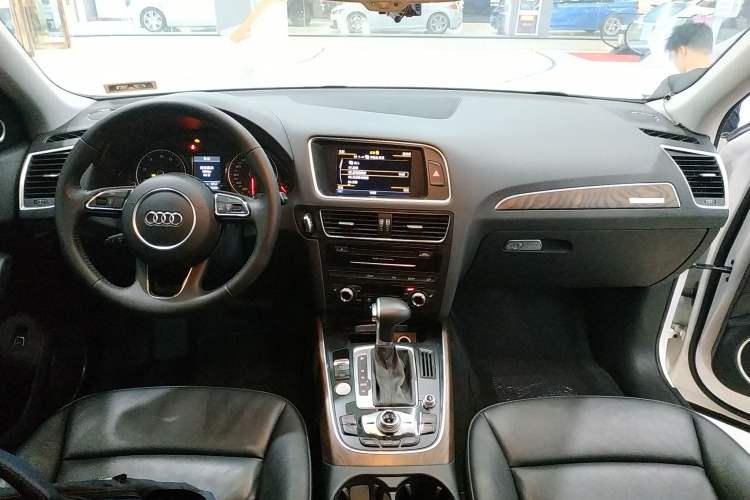 Used Audi Q5 2015 40 TFSI Comfort Model Center Console