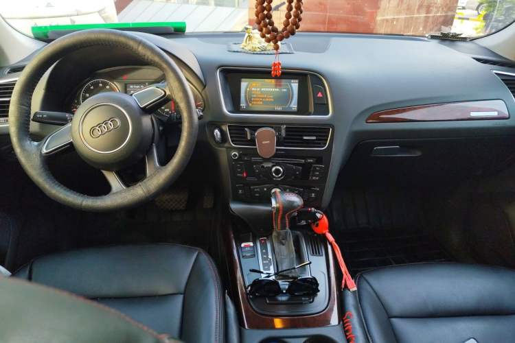 Used Audi Q5 2015 40 TFSI Trendy Edition Center Console