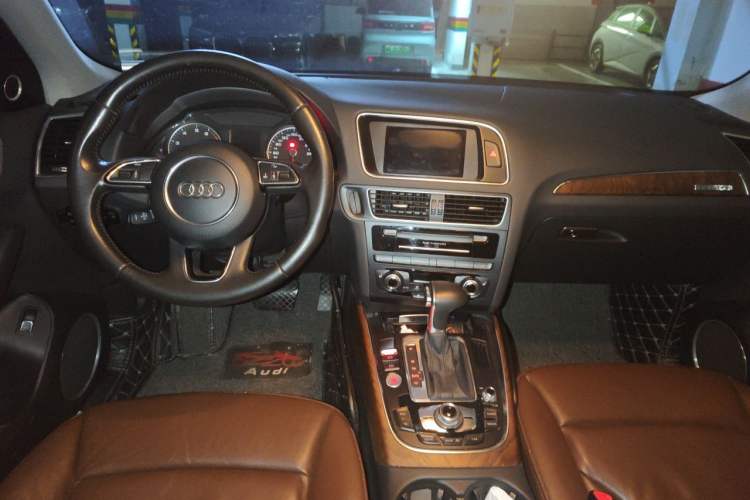 Used Audi Q5 2015 40 TFSI Comfort Model Center Console