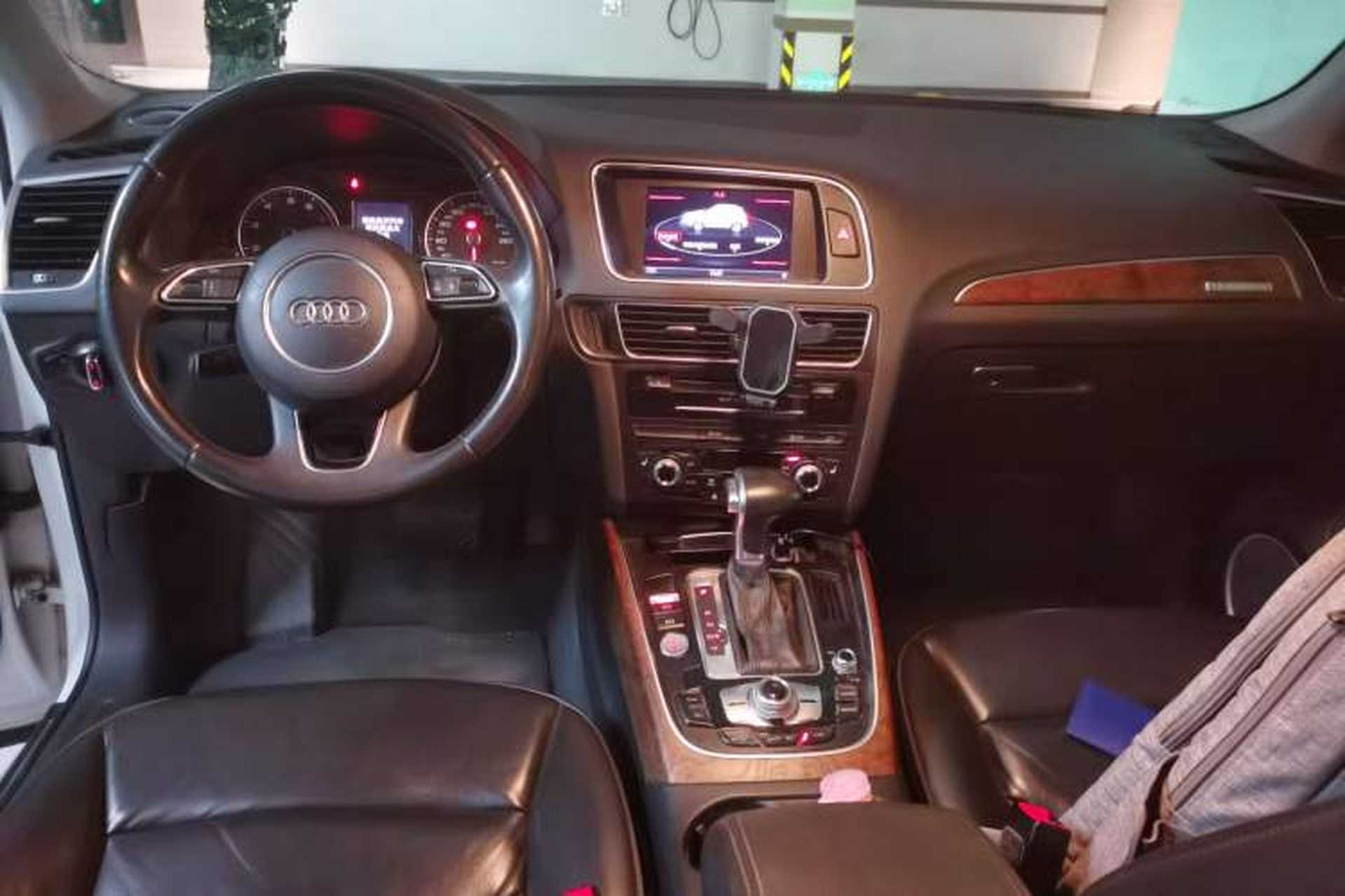 Used Audi Q5 2015 40 TFSI Comfort Model Center Console