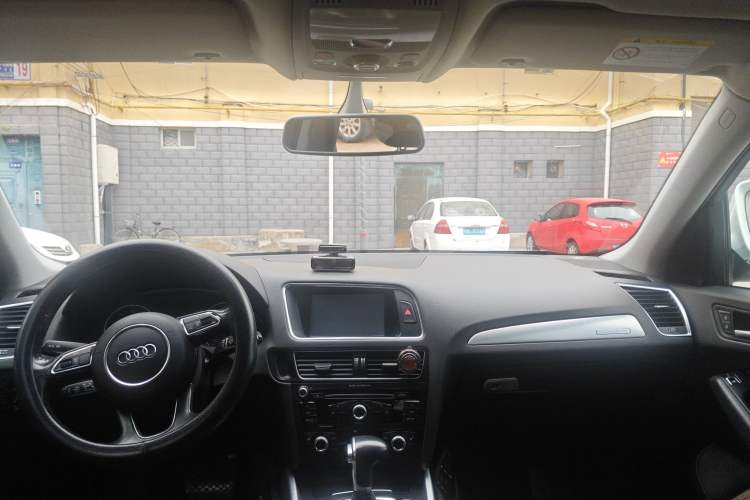 Used Audi Q5 2015 40 TFSI Technology Edition Center Console