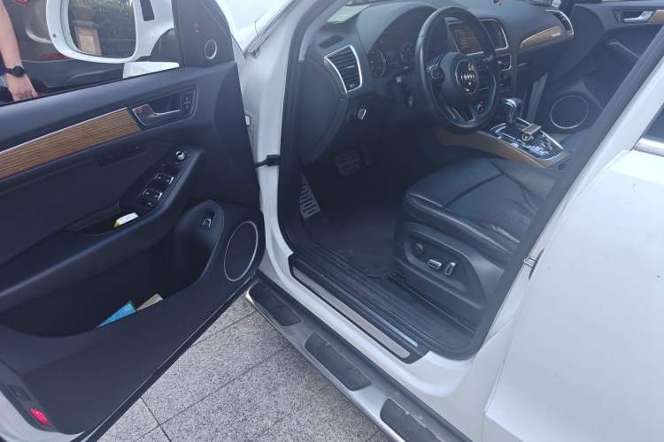 Used Audi Q5 2015 40 TFSI Luxury Model Driver Seat