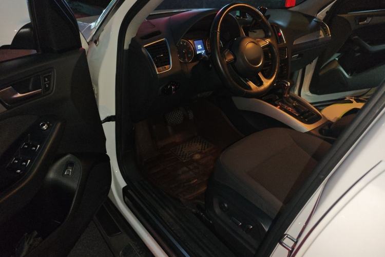 Used Audi Q5 2015 40 TFSI Trendy Edition Driver Seat