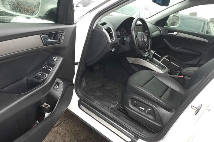 Used Audi Q5 2015 40 TFSI Trendy Edition Driver Seat