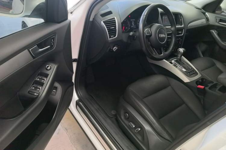 Used Audi Q5 2015 40 TFSI Trendy Edition Driver Seat