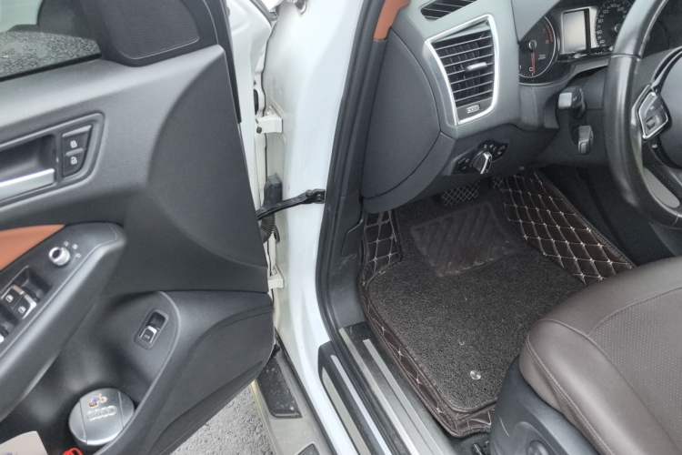 Used Audi Q5 2015 40 TFSI Trendy Edition Driver Seat