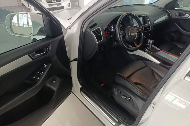 Used Audi Q5 2015 40 TFSI Technology Edition Driver Seat