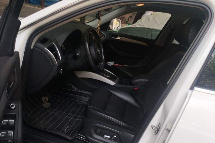 Used Audi Q5 2015 40 TFSI Trendy Edition Driver Seat