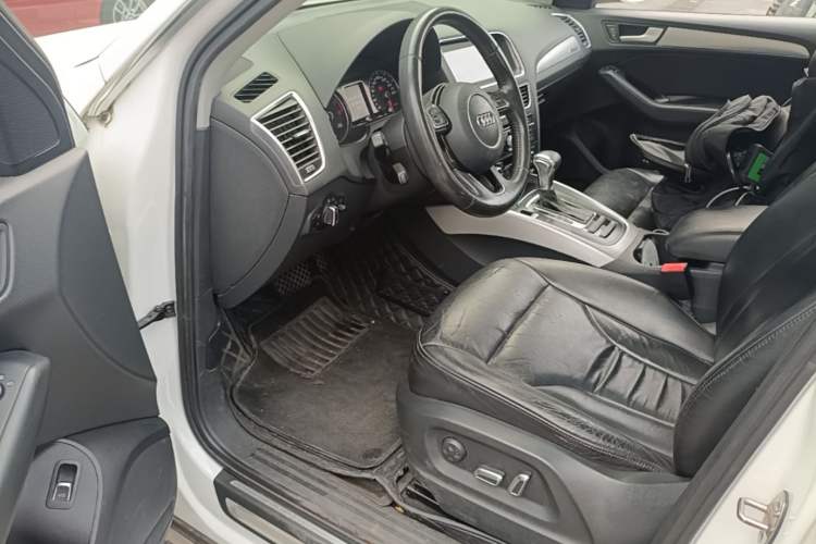 Used Audi Q5 2015 40 TFSI Trendy Edition Driver Seat