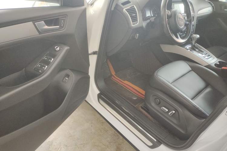 Used Audi Q5 2015 40 TFSI Trendy Edition Driver Seat