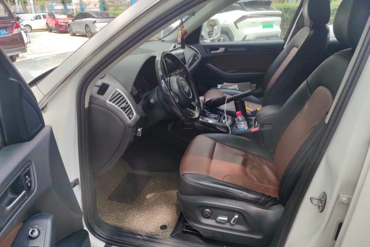 Used Audi Q5 2015 40 TFSI Trendy Edition Driver Seat
