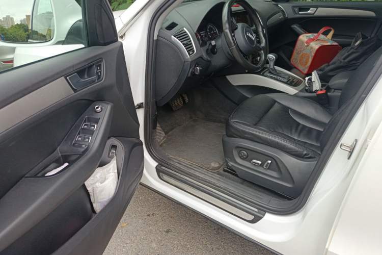 Used Audi Q5 2015 40 TFSI Trendy Edition Driver Seat