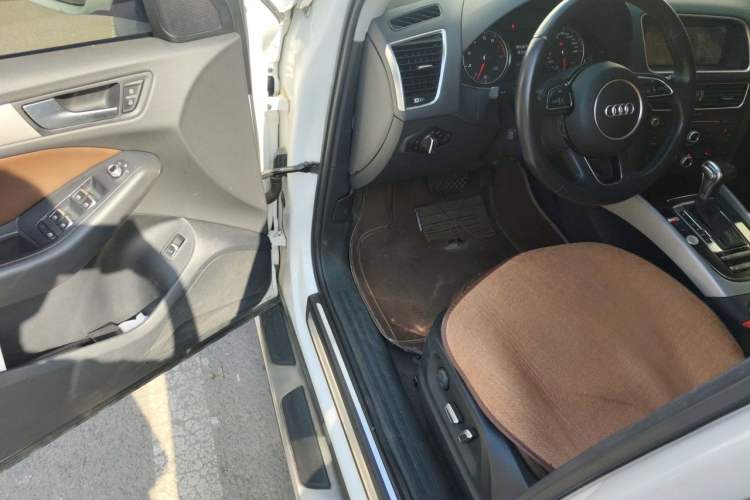 Used Audi Q5 2015 40 TFSI Trendy Edition Driver Seat