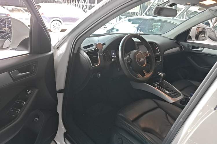 Used Audi Q5 2015 40 TFSI Technology Edition Driver Seat