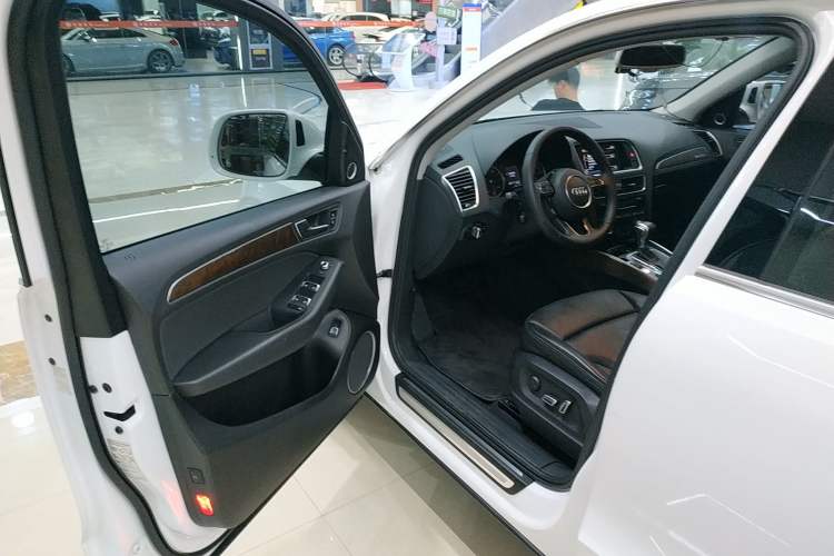 Used Audi Q5 2015 40 TFSI Comfort Model Driver Seat