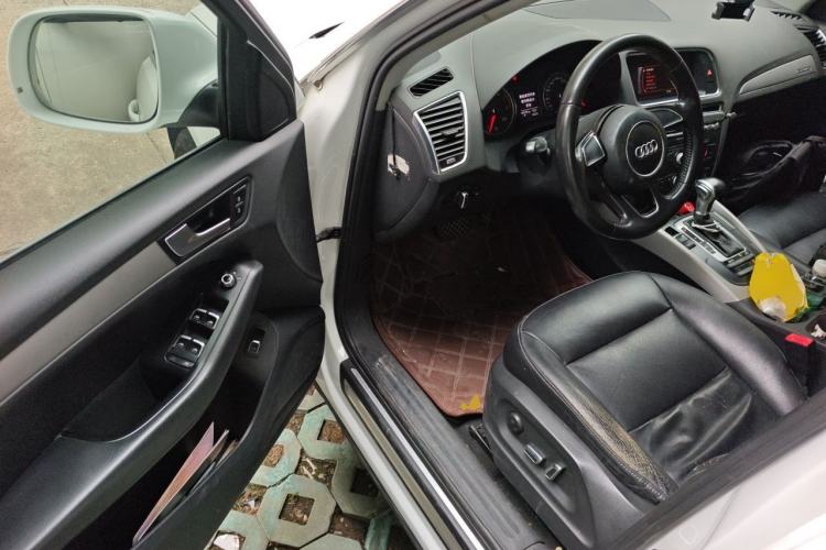 Used Audi Q5 2015 40 TFSI Trendy Edition Driver Seat