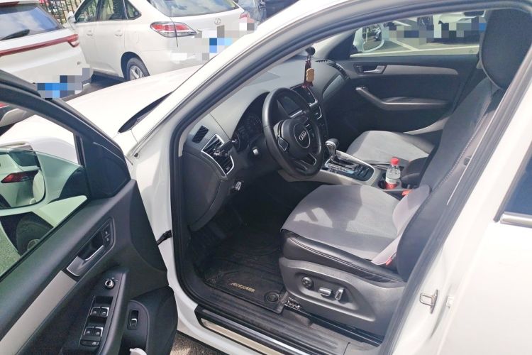 Used Audi Q5 2015 40 TFSI Trendy Edition Driver Seat