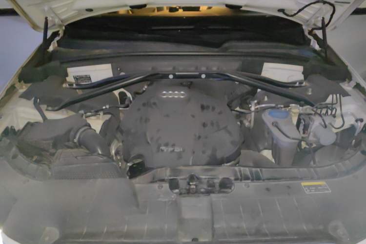 Used Audi Q5 2015 40 TFSI Comfort Model Engine Bay