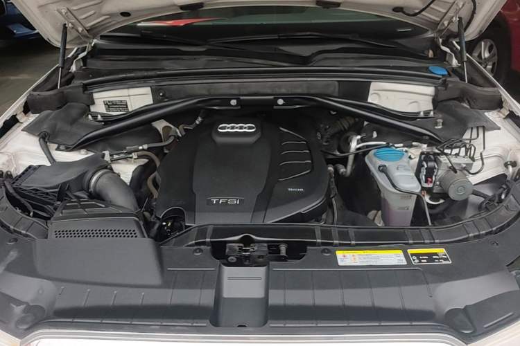 Used Audi Q5 2015 40 TFSI Technology Edition Engine Bay
