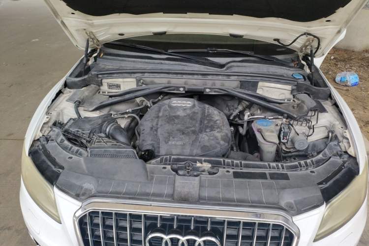 Used Audi Q5 2015 40 TFSI Comfort Model Engine Bay