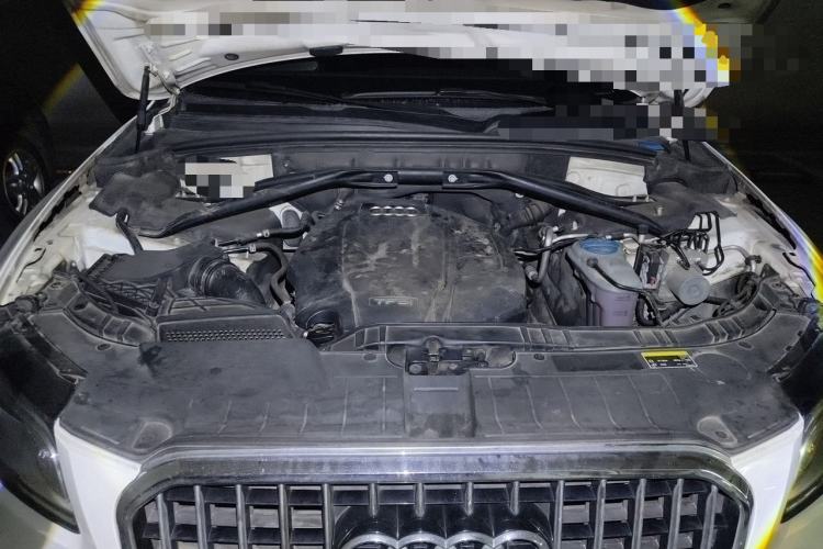 Used Audi Q5 2015 40 TFSI Comfort Model Engine Bay