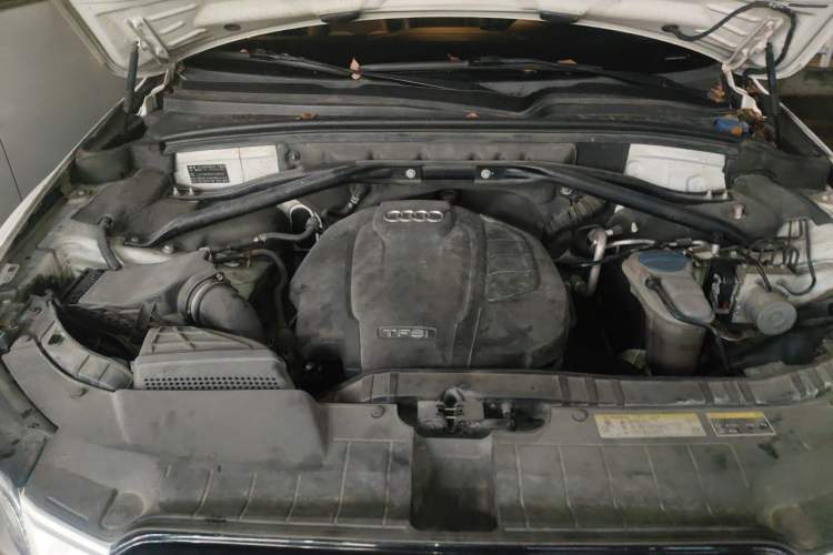 Used Audi Q5 2015 40 TFSI Comfort Model Engine Bay