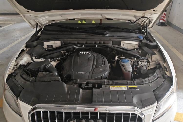 Used Audi Q5 2015 40 TFSI Comfort Model Engine Bay