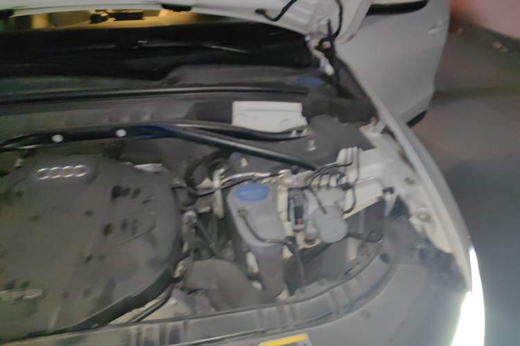 Used Audi Q5 2015 40 TFSI Comfort Model Engine Bay Left