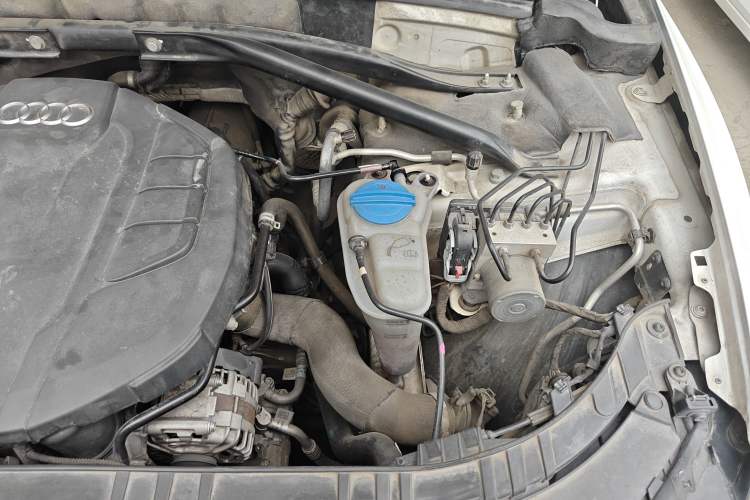 Used Audi Q5 2015 40 TFSI Technology Edition Engine Bay Left