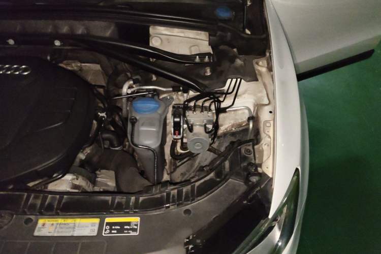 Used Audi Q5 2015 40 TFSI Technology Edition Engine Bay Left