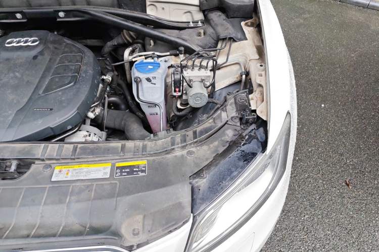 Used Audi Q5 2015 40 TFSI Comfort Model Engine Bay Left