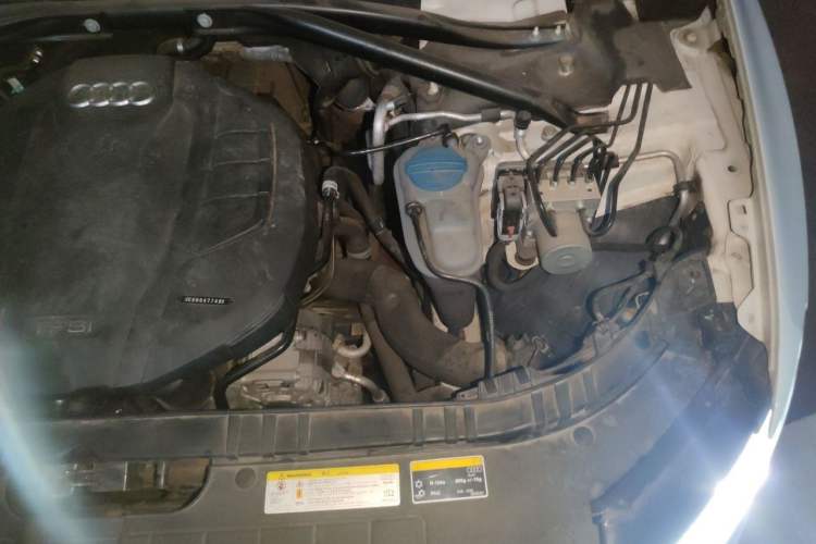 Used Audi Q5 2015 40 TFSI Comfort Model Engine Bay Left