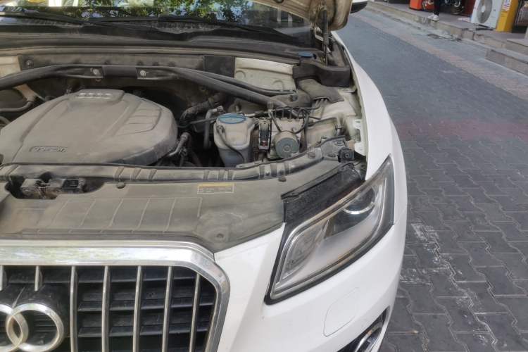 Used Audi Q5 2015 40 TFSI Comfort Model Engine Bay Left