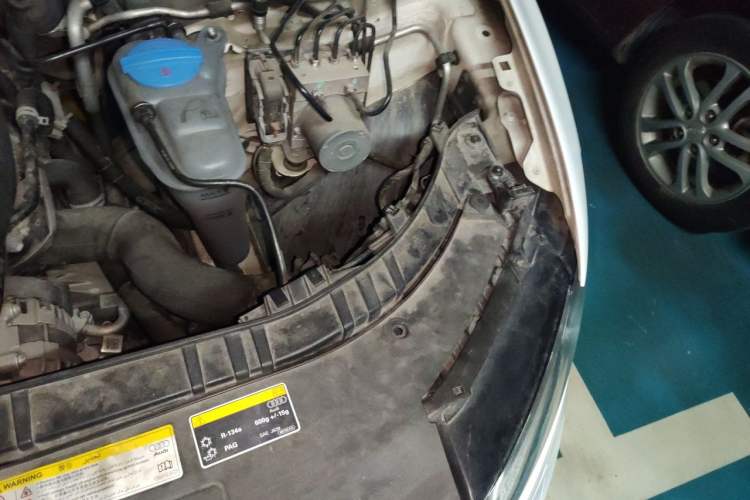 Used Audi Q5 2015 40 TFSI Comfort Model Engine Bay Left