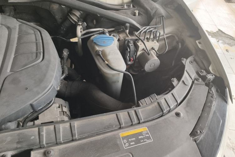 Used Audi Q5 2015 40 TFSI Comfort Model Engine Bay Left