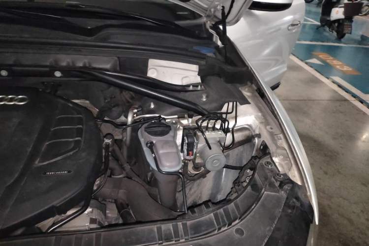 Used Audi Q5 2015 40 TFSI Comfort Model Engine Bay Left