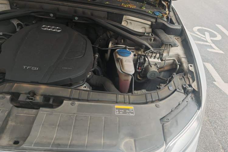 Used Audi Q5 2015 40 TFSI Comfort Model Engine Bay Left