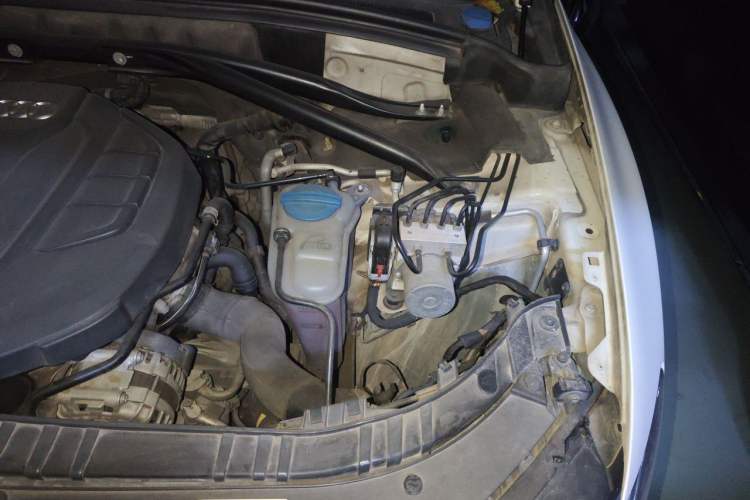 Used Audi Q5 2015 40 TFSI Comfort Model Engine Bay Left