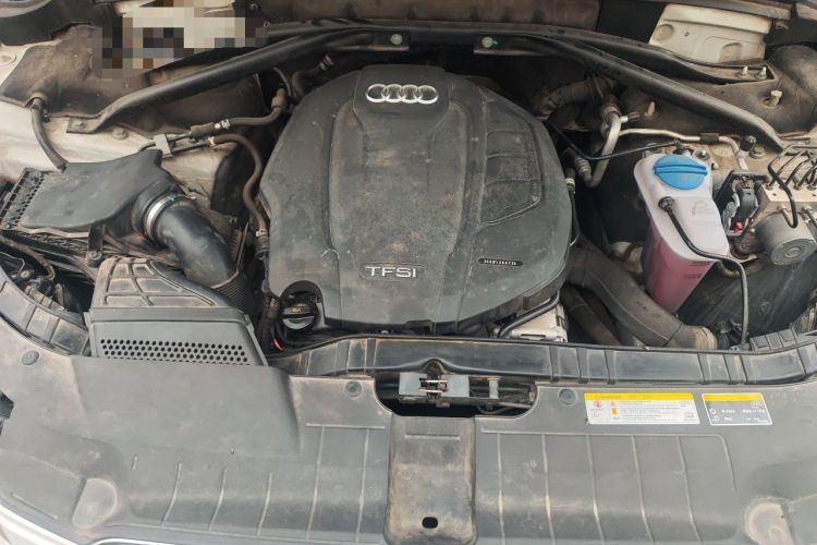 Used Audi Q5  Engine Bay