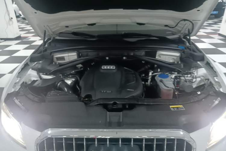 Used Audi Q5 2015 40 TFSI Technology Edition Engine Bay