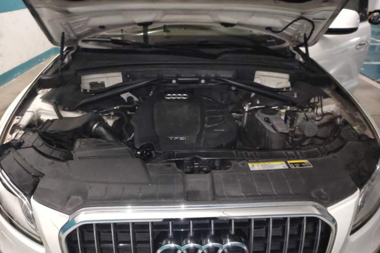 Used Audi Q5 2015 40 TFSI Comfort Model Engine Bay