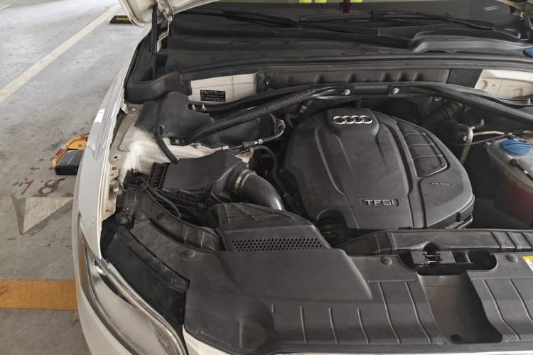 Used Audi Q5 2015 40 TFSI Comfort Model Engine Bay Right