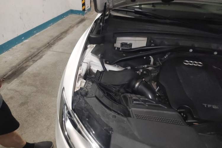 Used Audi Q5 2015 40 TFSI Comfort Model Engine Bay Right