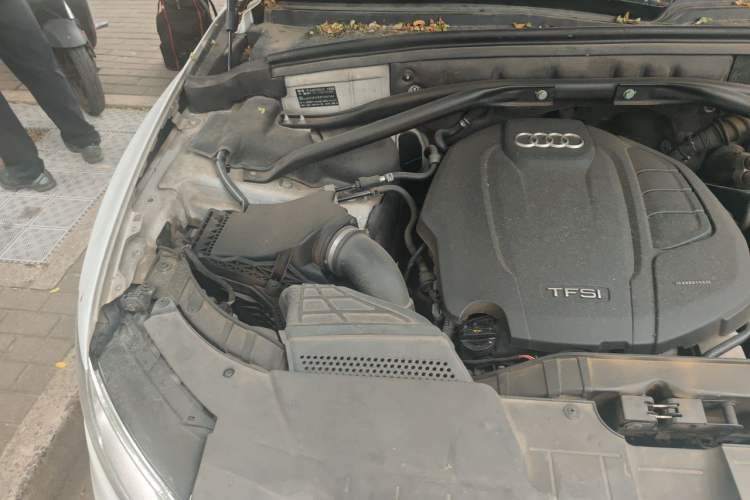 Used Audi Q5 2015 40 TFSI Comfort Model Engine Bay Right